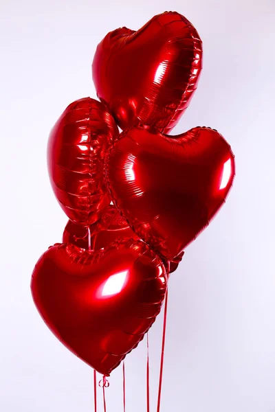 Ballon gonflé à l'hélium rouge en forme de coeur volant dans l'air . — Photo