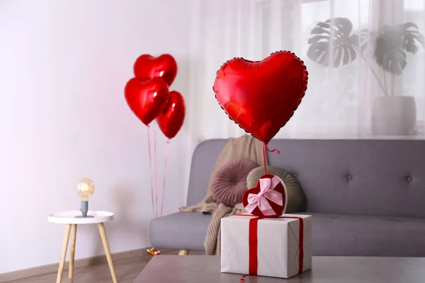 Ballon gonflé à l'hélium rouge en forme de coeur volant dans l'air . — Photo