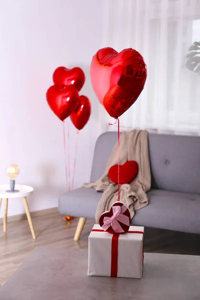 Herzförmiger Helium aufgeblasener roter Folienluftballon fliegt in der Luft. — Stockfoto