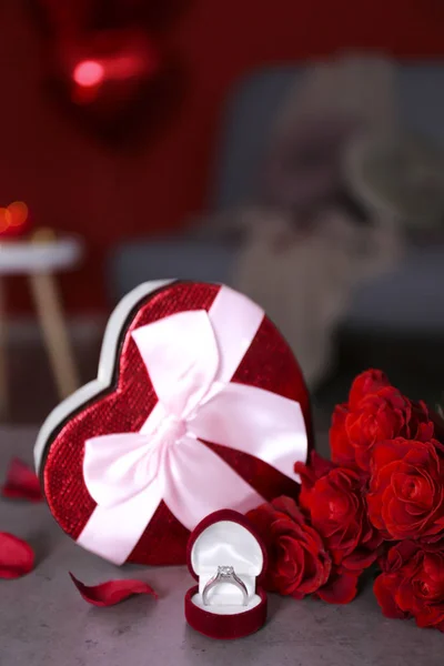 Composition Saint-Valentin avec le bouquet de roses et d'autres attributs d'humeur romantique . — Photo