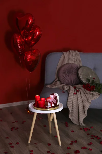 Szent Valentin-napi kompozíció rózsacsokorral és egyéb romantikus hangulatjegyekkel. — Stock Fotó
