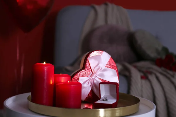 St. Valentinstag Komposition mit dem Strauß von Rosen und andere romantische Stimmung Attribute. — Stockfoto