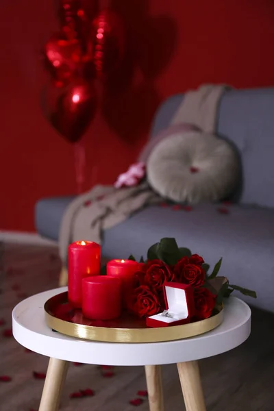 День святого Валентина композиція з букетом троянд та іншими романтичними атрибутами настрою. — стокове фото