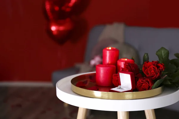 St. Valentinstag Komposition mit dem Strauß von Rosen und andere romantische Stimmung Attribute. — Stockfoto