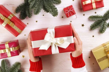 Geleneksel Noel hediyeleriyle birlikte kış tatili sezonu geçmişi.