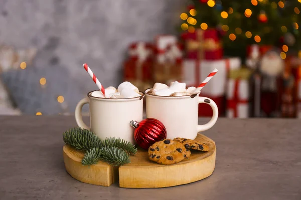 Composición festiva con taza de capuchino caliente con decoraciones navideñas . — Foto de Stock