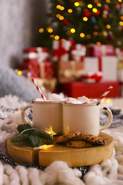 Uroczysta kompozycja z filiżanką gorącego cappuccino z dekoracjami wakacyjnymi. — Zdjęcie stockowe