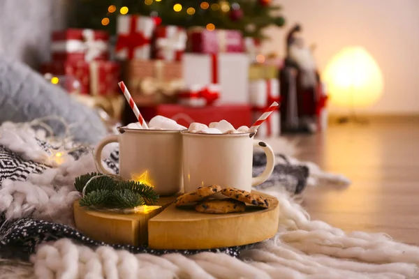 Uroczysta kompozycja z filiżanką gorącego cappuccino z dekoracjami wakacyjnymi. — Zdjęcie stockowe