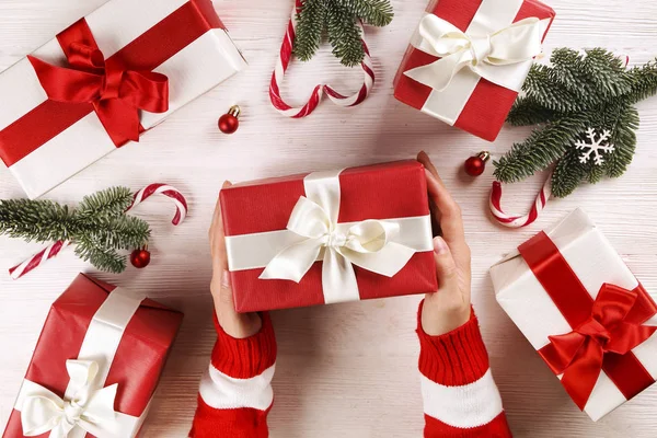 Fond de saison des fêtes d'hiver avec des cadeaux de Noël traditionnels sur la table . — Photo