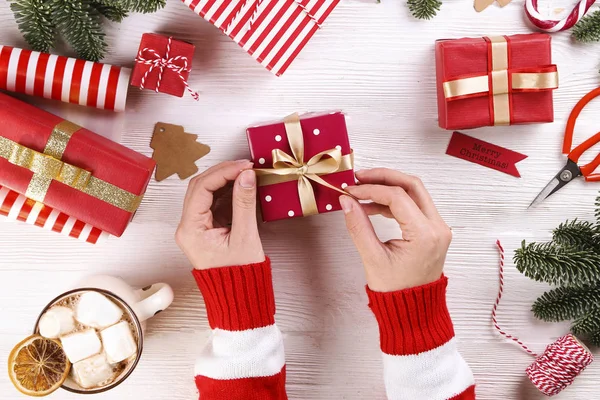 Fond de saison des fêtes d'hiver avec des cadeaux de Noël traditionnels sur la table . — Photo