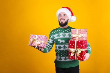 Noel 'i kutlayan mükemmel bakımlı sakallı bir adam..