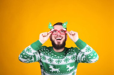 Noel 'i kutlayan mükemmel bakımlı sakallı bir adam..