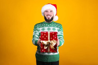 Noel 'i kutlayan mükemmel bakımlı sakallı bir adam..