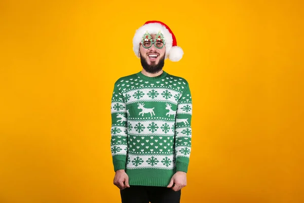 Noel 'i kutlayan mükemmel bakımlı sakallı bir adam.. — Stok fotoğraf