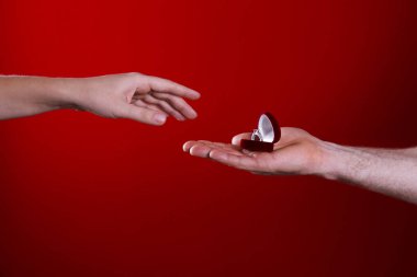 Geleneksel kırmızı arkaplanlı Sevgililer Günü kavramsal imajınız kutlu olsun..