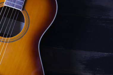 Eski ahşap arka planda altı telli folk akustik gitar..