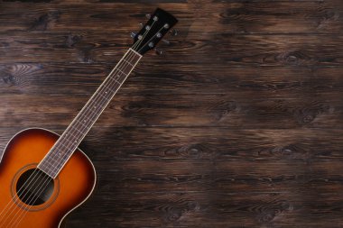 Eski ahşap arka planda altı telli folk akustik gitar..