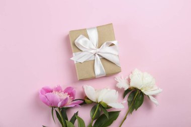 Güzel şakayık çiçekleri dokulu arka plan üzerinde yakın çekim yaparlar ve metin için bir sürü kopya alanı vardır. Uluslararası kadınların annelerinin sevgililerinin ilk bahar günü. Yaklaş, üstten bak, arkaplan, düz yat.