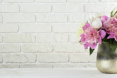 Güzel şakayık çiçekleri dokulu arka plan üzerinde yakın çekim yaparlar ve metin için bir sürü kopya alanı vardır. Uluslararası kadınların annelerinin sevgililerinin ilk bahar günü. Yaklaş, üstten bak, arkaplan, düz yat.