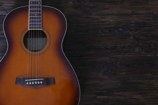 Six string folk acoustic guitiar over aged wood background. — 图库照片