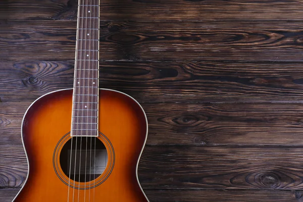 Six string folk acoustic guitiar over aged wood background. — 图库照片