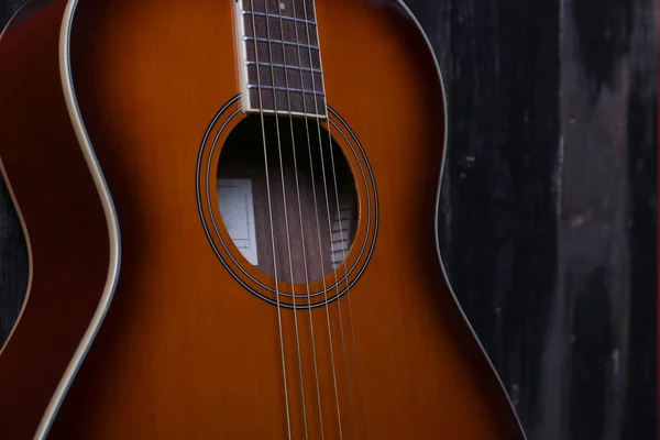 Six string folk acoustic guitiar over aged wood background. — 图库照片