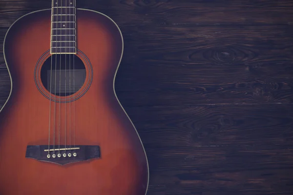 Six string folk acoustic guitiar over aged wood background. — 图库照片