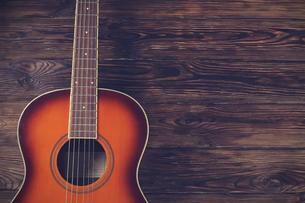 Six string folk acoustic guitiar over aged wood background. — 图库照片