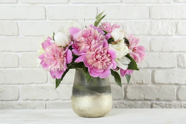 Gyönyörű bazsarózsa virágok közelkép texturált háttér sok másolás helyet szöveg. A nemzetközi női anyák Valentin-napi első tavaszi napja. Közelről, felülnézet, háttér, lapos fekvés. — Stock Fotó