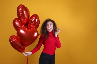 Dalgalı saçlı kadın modelle Sevgililer Gününüz kutlu olsun..