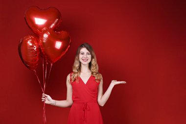 Dalgalı saçlı kadın modelle Sevgililer Gününüz kutlu olsun..