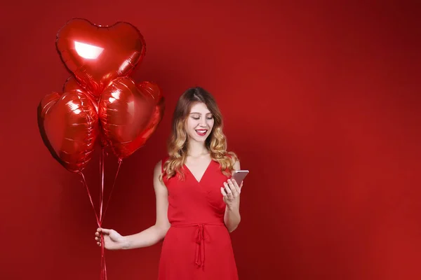 Feliz Dia dos Namorados imagem conceitual com modelo feminino com cabelo ondulado . — Fotografia de Stock