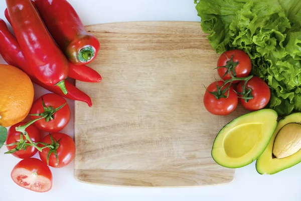 Vista superior de legumes mistos na bancada branca. Vegan dieta alimentar . — Fotografia de Stock