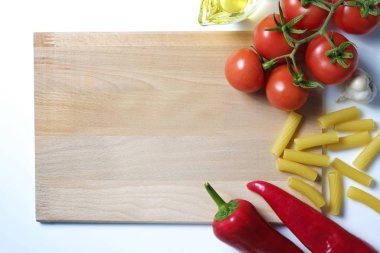 Beyaz tezgahta karışık sebzelerin üst görüntüsü. Vegan Diyet Yemekleri.