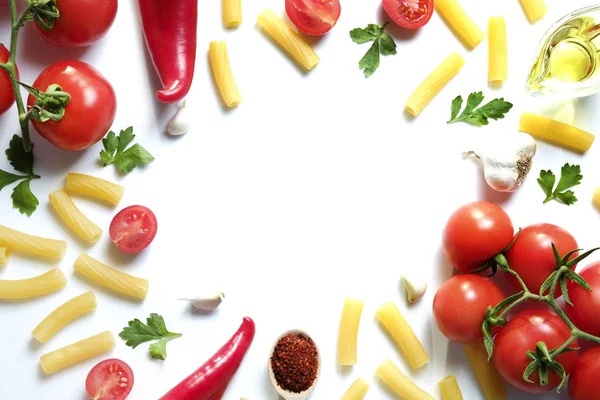 Vista superior de legumes mistos na bancada branca. Vegan dieta alimentar . — Fotografia de Stock