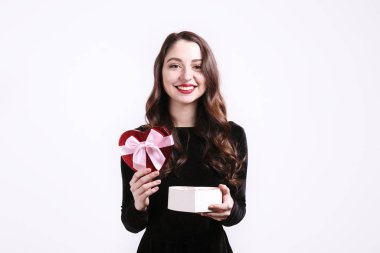 Sevgililer Günü tatili için elinde yüzen balonlar tutan güzel bir kadın..