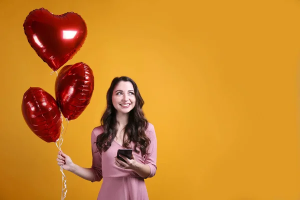 Hermosa hembra sosteniendo globos flotantes para las vacaciones de San Valentín . — Foto de Stock