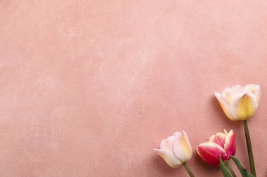 Bir demet bahar çiçeği dokulu masa arkasında.