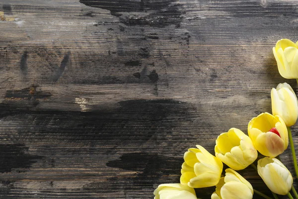 Strauß Frühlingsblumen auf strukturiertem Tischhintergrund mit viel — Stockfoto