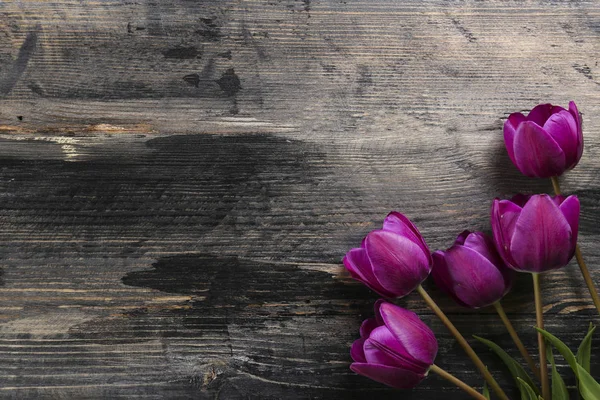 Strauß Frühlingsblumen auf strukturiertem Tischhintergrund mit viel — Stockfoto