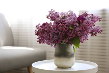 Pencerenin içinde çiçek vazoları - çiçek açan çalılar ve s