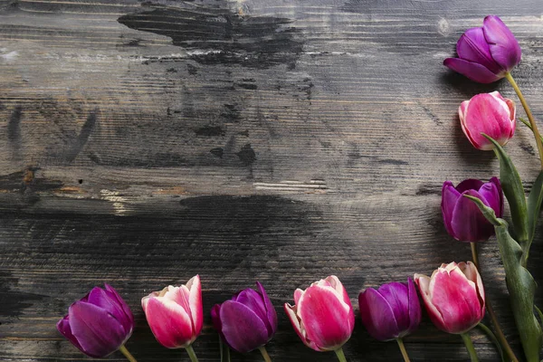 Frühlingsblumenstrauß auf strukturiertem Tischhintergrund mit viel Textfläche. Draufsicht, Nahaufnahme, flache Liegekomposition. — Stockfoto