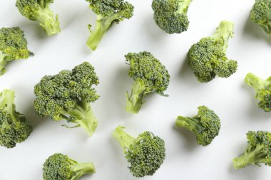 Bir tutam brokoli, lahana familyasından dible yeşil bitkiler..