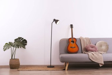 Daha küçük ölçekli gitar, maun bir boyun ve pürüzsüz bir gül ağacı parmak tahtası.