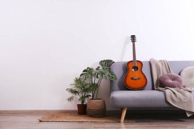 Daha küçük ölçekli gitar, maun bir boyun ve pürüzsüz bir gül ağacı parmak tahtası.
