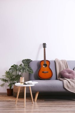 Daha küçük ölçekli gitar, maun bir boyun ve pürüzsüz bir gül ağacı parmak tahtası.