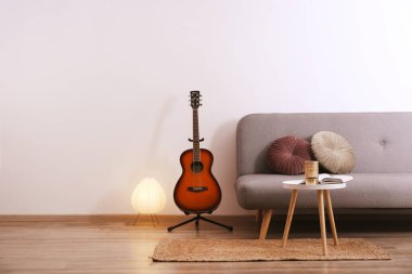 Daha küçük ölçekli gitar, maun bir boyun ve pürüzsüz bir gül ağacı parmak tahtası.