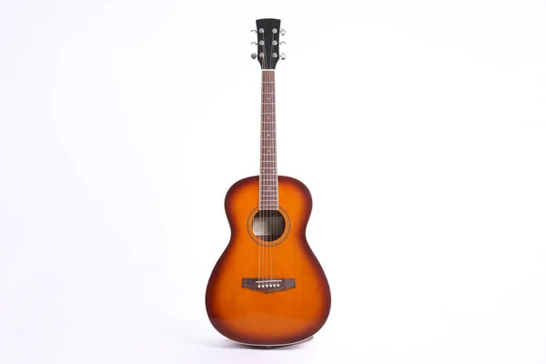 Daha küçük ölçekli gitar, maun bir boyun ve pürüzsüz bir gül ağacı parmak tahtası. — Stok fotoğraf