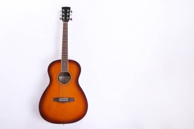Daha küçük ölçekli gitar, maun bir boyun ve pürüzsüz bir gül ağacı parmak tahtası.