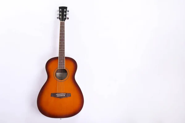 महोगनी गर्दन और एक चिकनी गुलाब लकड़ी फिंगरबोर्ड के साथ छोटे आकार के गिटार — स्टॉक फ़ोटो, इमेज